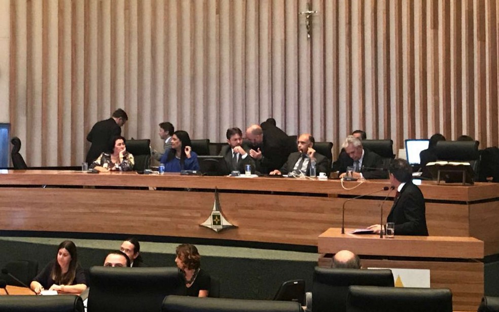 Deputados se revezam ao microfone em sessão desta terça, na Câmara Legislativa do DF (Foto: Letícia Carvalho/G1)
