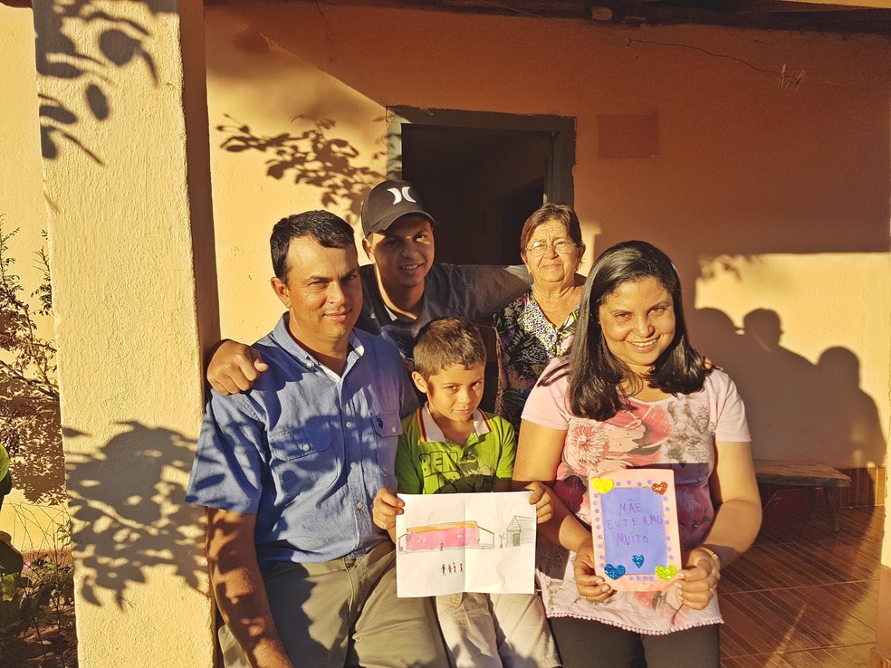 Família de Juninho reunida: jovem de Campos Gerais comemora nova vida após conseguir tratamento médico pelo SUS (Foto: Samantha Silva/G1)