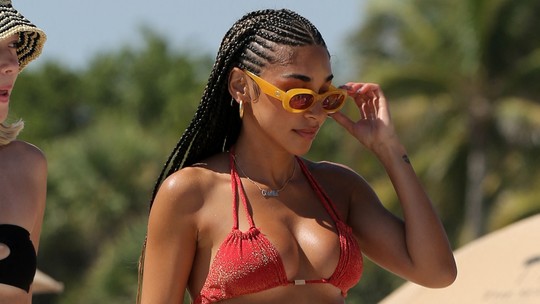 'Musa inspiradora' de hit de Justin Bieber, modelo curte praia com amigas em Miami