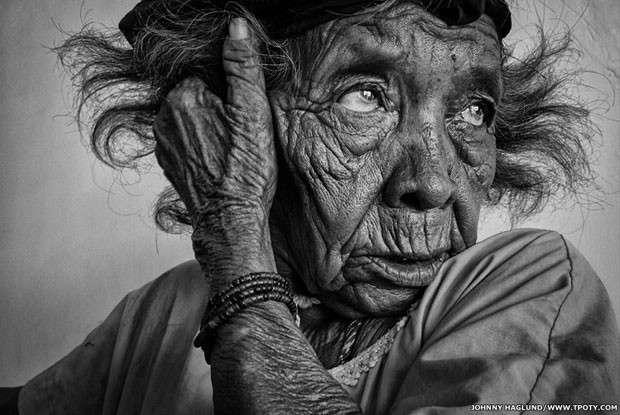 A foto de uma idosa na Colômbia foi escolhida na categoria foto monocromática (Foto: Johhny Haglund/www.tpoty.com/BBC)