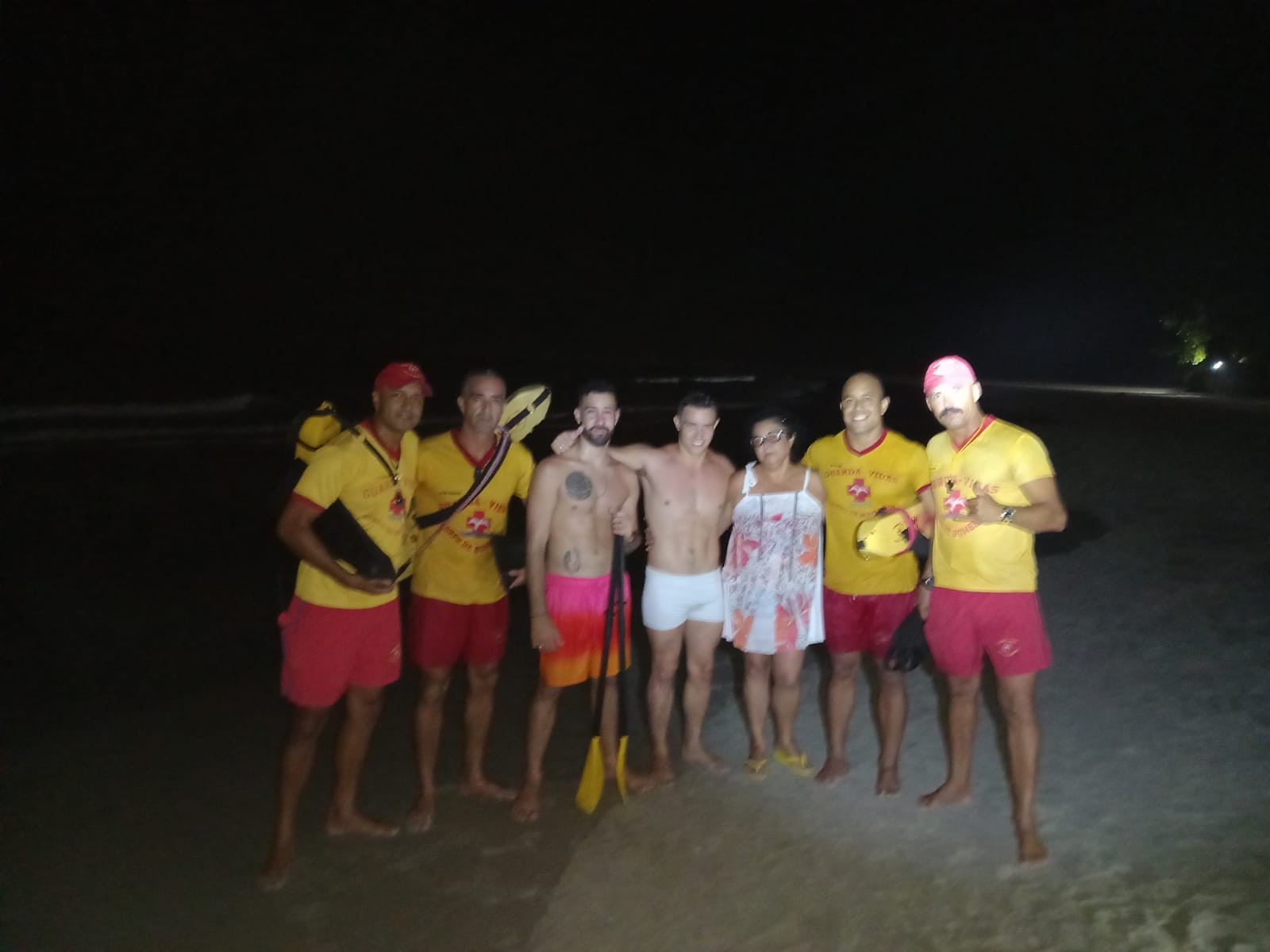 Bombeiros resgatam turistas após bote afundar e eles ficarem isolados em ilha do litoral de SP