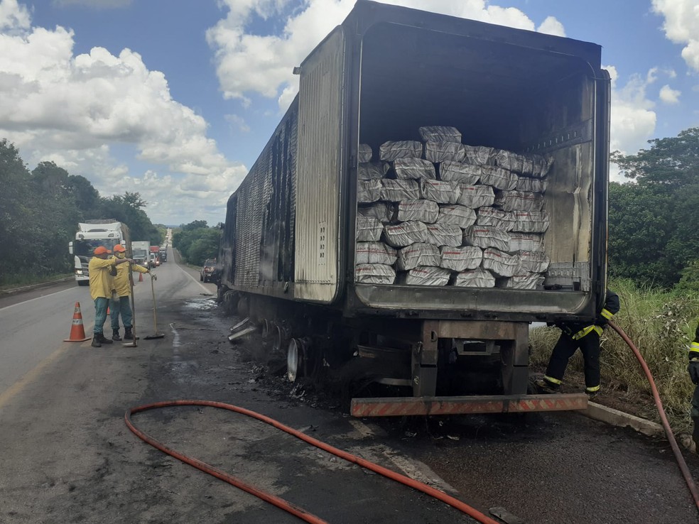 Carreta estava com carga de açaí — Foto: Bombeiros/Divulgação