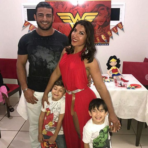 Priscila Pires com o namorado e os filhos (Foto: Reprodução/Instagram)