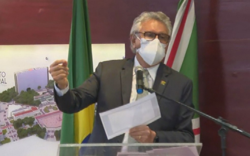 Ronaldo Caiado em discurso ao anunciar novas medidas restritivas — Foto: Reprodução/TV Anhanguera