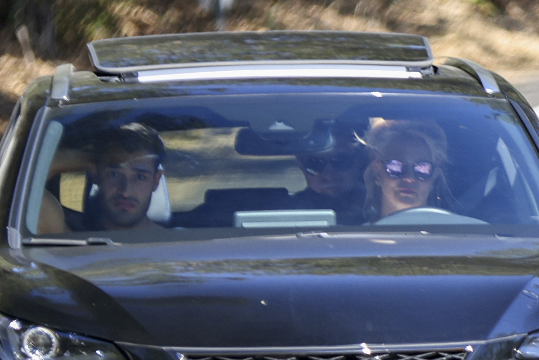 Britney Spears foi vista dirigindo pela vizinhança, em Los Angeles (Foto: The Grosby Group)