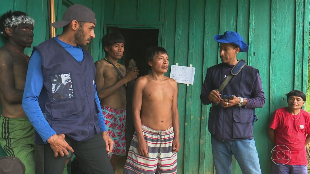 Yanomami responde recenseador com a ajuda de intérprete — Foto: JN