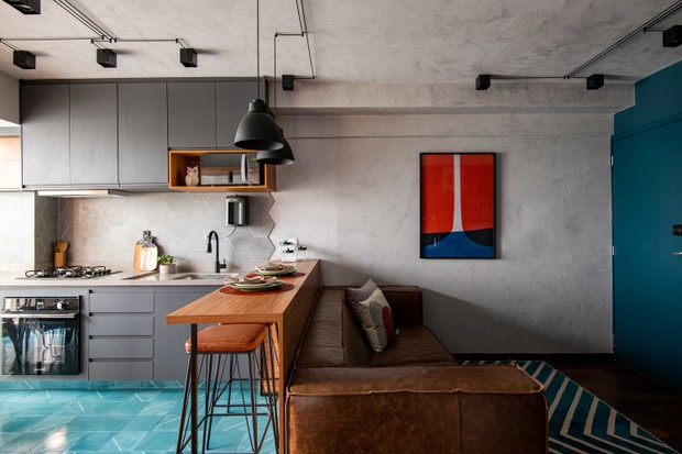 50 m² com estilo industrial, ladrilho azul na cozinha e ambientes integrados (Foto:  Favaro Jr @favarojrfotografia)