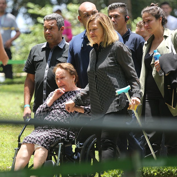 Familiares de Gugu Liberato se despedem em enterro (Foto: Amauri Nehn/ Brazil News )