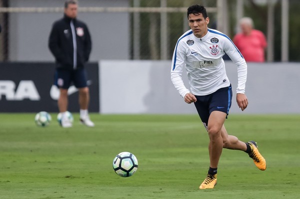 Corinthians inicia conversas para renovar com Balbuena: 