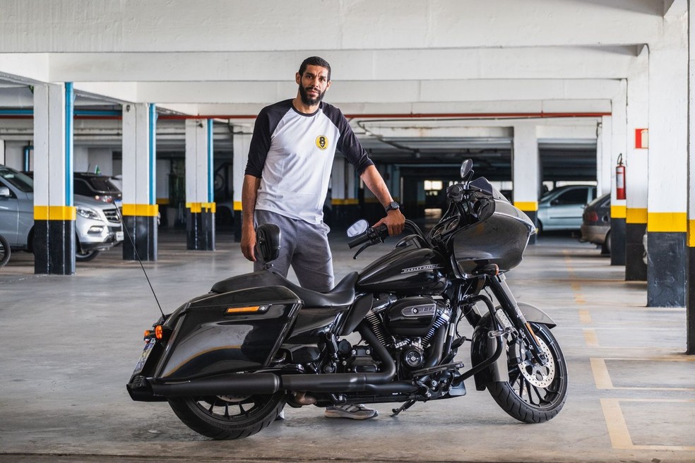 Wallace e sua Harley-Davidson Road Glide Special 2018 — Foto: Bruno Castro/Autoesprote