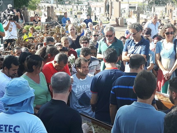 Sobrevivente da chacina acompanha enterro das vítimas em Campinas (Foto: Murillo Gomes / G1)