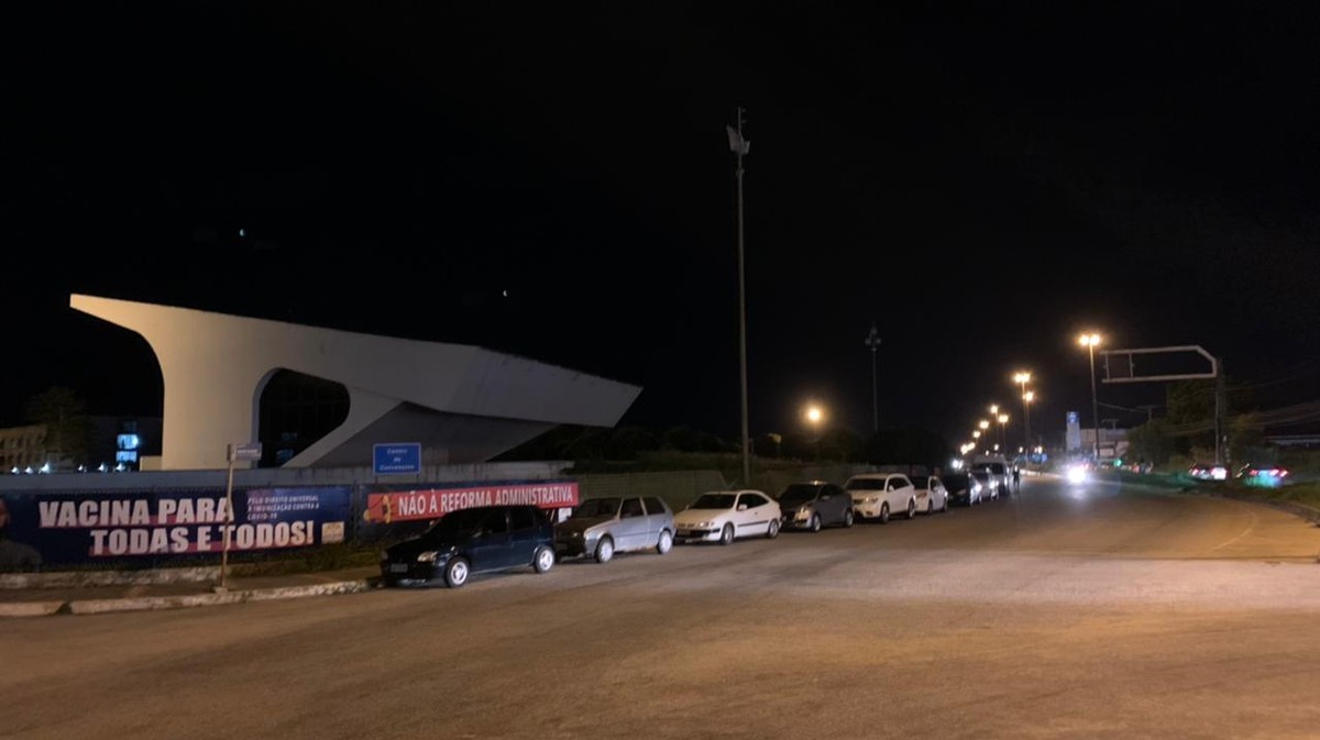 Motoristas fazem fila durante a noite em frente a polo de vacinação contra a Covid-19 em Campos, no RJ
