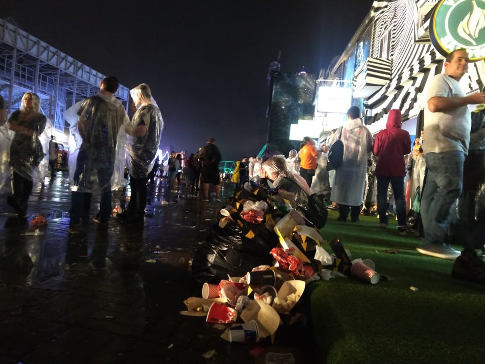 Acúmulo de lixo podia ser visto em vários pontos da Cidade do Rock  — Foto: Nicolás Satriano/G1