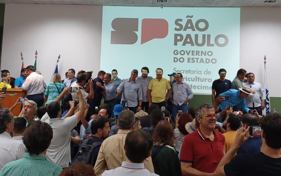 Bolsonaro (PL) é recepcionado na Agrishow 2023 junto com o governador de SP, Tarcísio de Freitas (Republicanos), em Ribeirão Preto, SP — Foto: Rodolfo Tiengo/g1