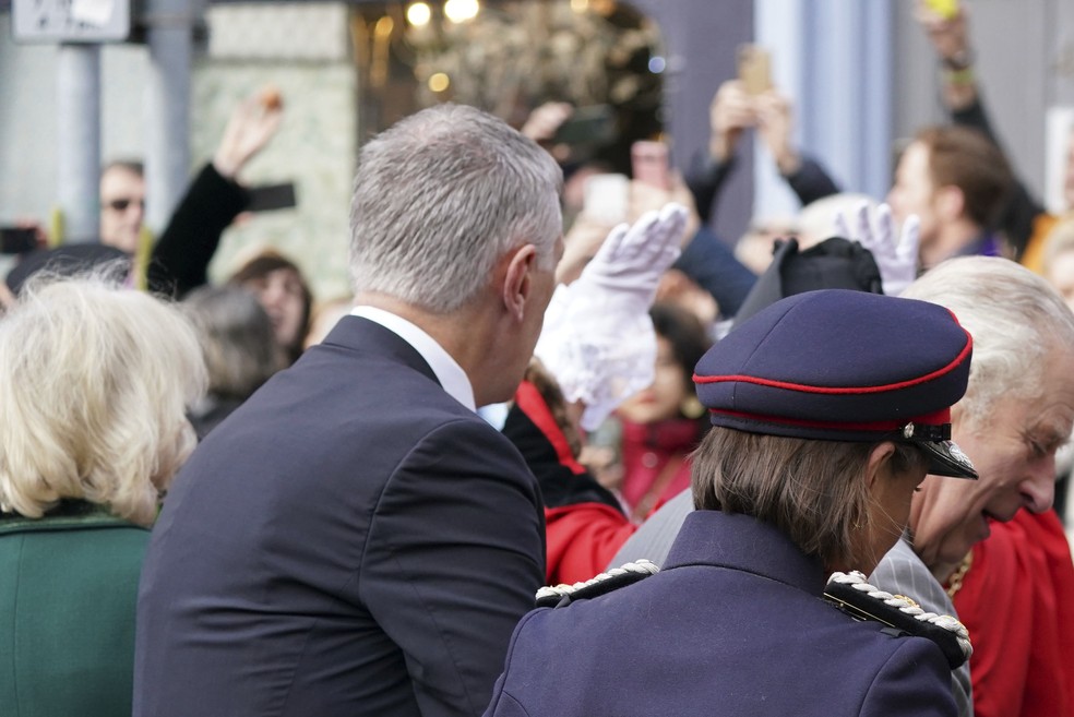 Um manifestante, no canto superior esquerdo, joga ovos no Rei Charles III, à direita, e na Rainha Consorte, à esquerda, quando chegam para uma cerimônia em York, na Inglaterra, em 9 de novembro de 2022 — Foto: Jacob King/PA via AP