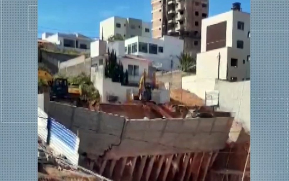 Muro de construção desaba durante movimentação de máquinas em obra em bairro de Lavras — Foto: Reprodução EPTV