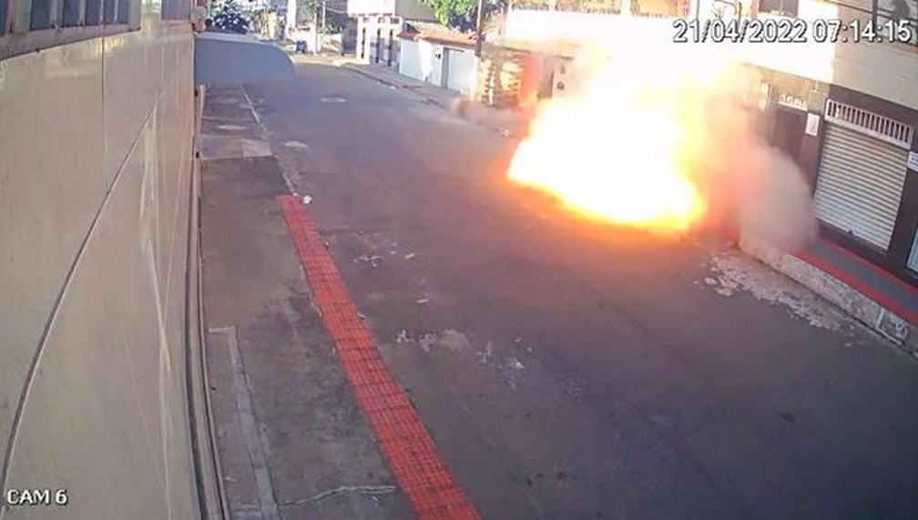 Vídeo mostra explosão em prédio que desabou em Vila Velha — Foto: Reprodução/TV Gazeta