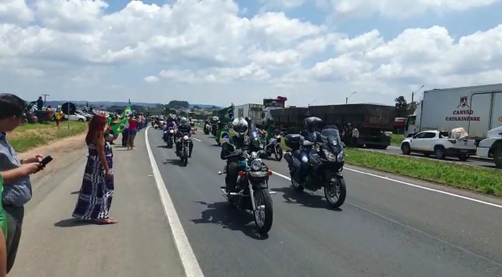 Bolsonaro participa de passeio de moto com apoiadores no Paraná | Campos  Gerais e Sul | G1