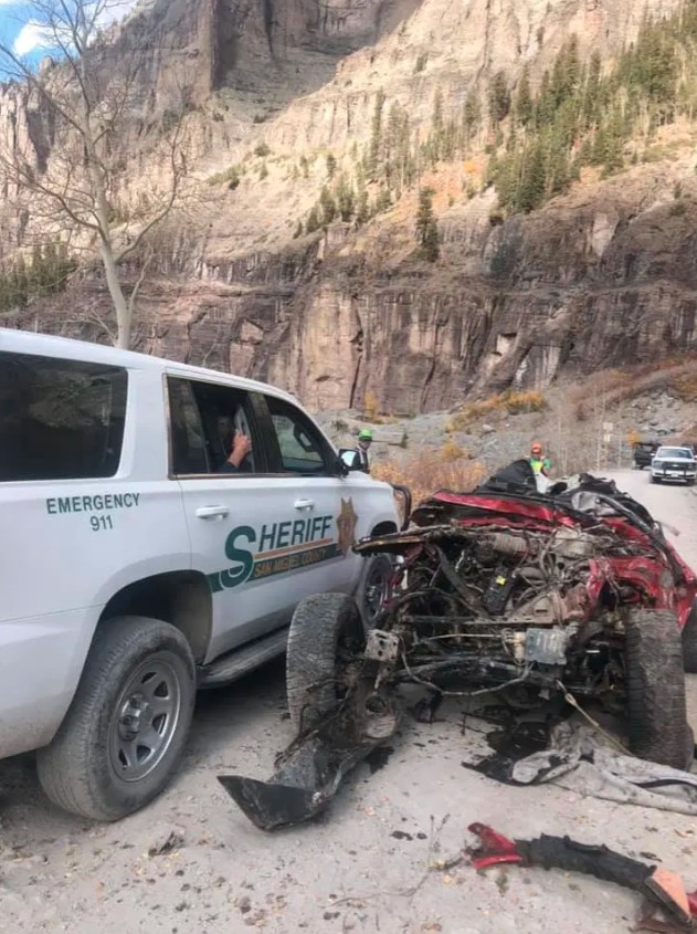As autoridades locais disponibilizaram imagens do veículo após o acidente (Foto: San Miguel County Sheriff)