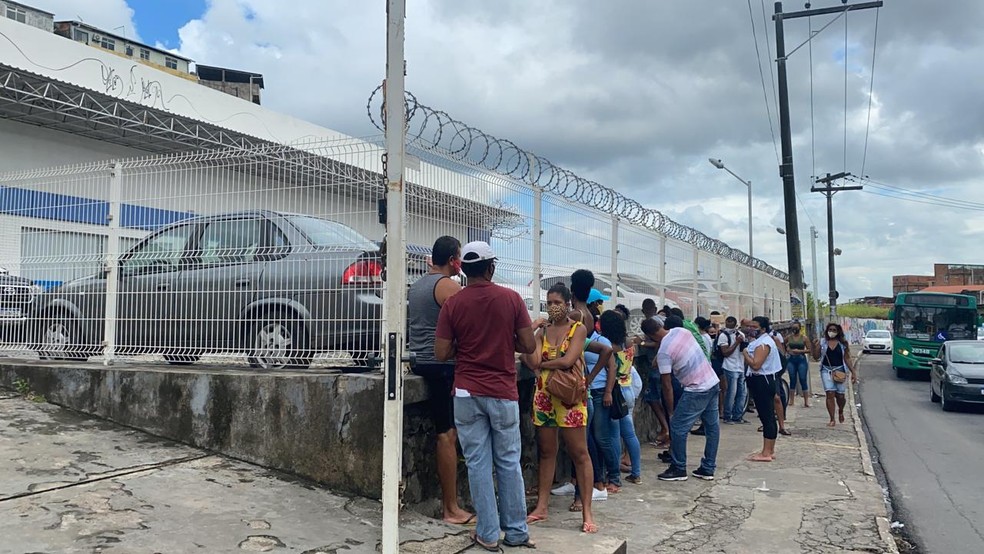 Agência da Caixa no Largo do Tanque tem filas para receber auxílio emergencial — Foto: Camila Oliveira / TV Bahia