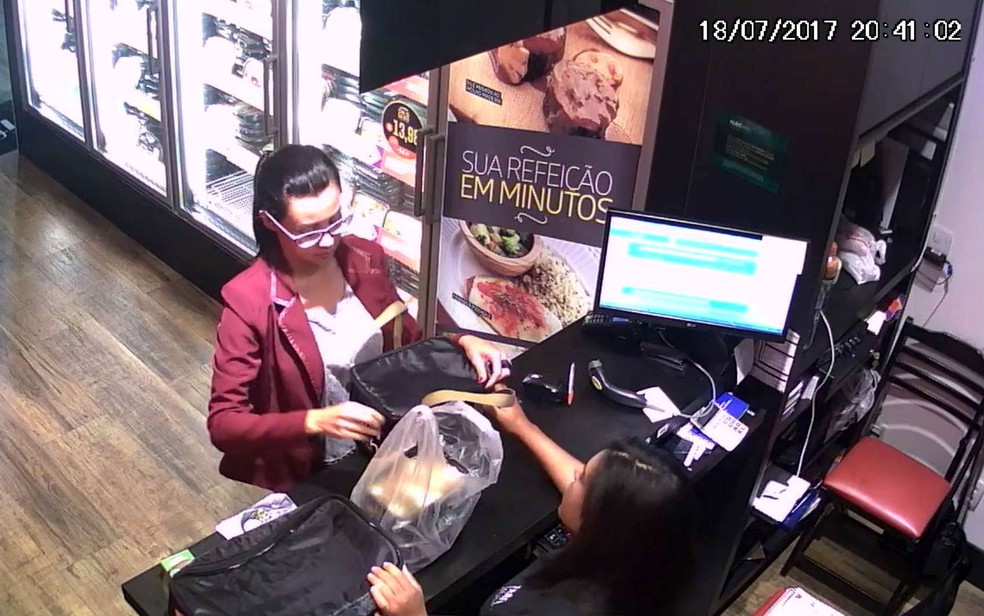 Câmera de segurança flagrou ação de suspeita em loja de alimentação, no DF (Foto: Polícia Civil/Divulgação)
