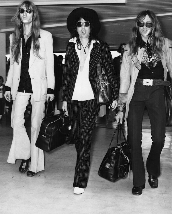 O cantor Alice Cooper com amigos nos anos 70 (Foto: Getty Images)