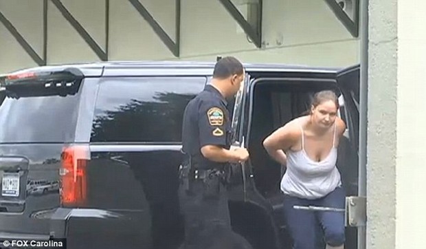 Hospital chamou a polícia, que levou a mãe sob custódia (Foto: Reprodução/FOX Carolina)