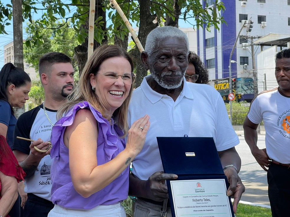 Mestre Sombra foi homenageado na Praça Palmares, em Santos — Foto: Matheus Croce/g1 