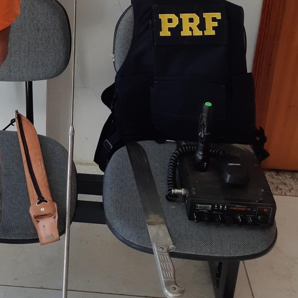 Dentre os pertences furtados do caminhoneiro acidentada estava um rádio de comunicação, uma lanterna e uma faca — Foto: Polícia Rodoviária Federal/Divulgação