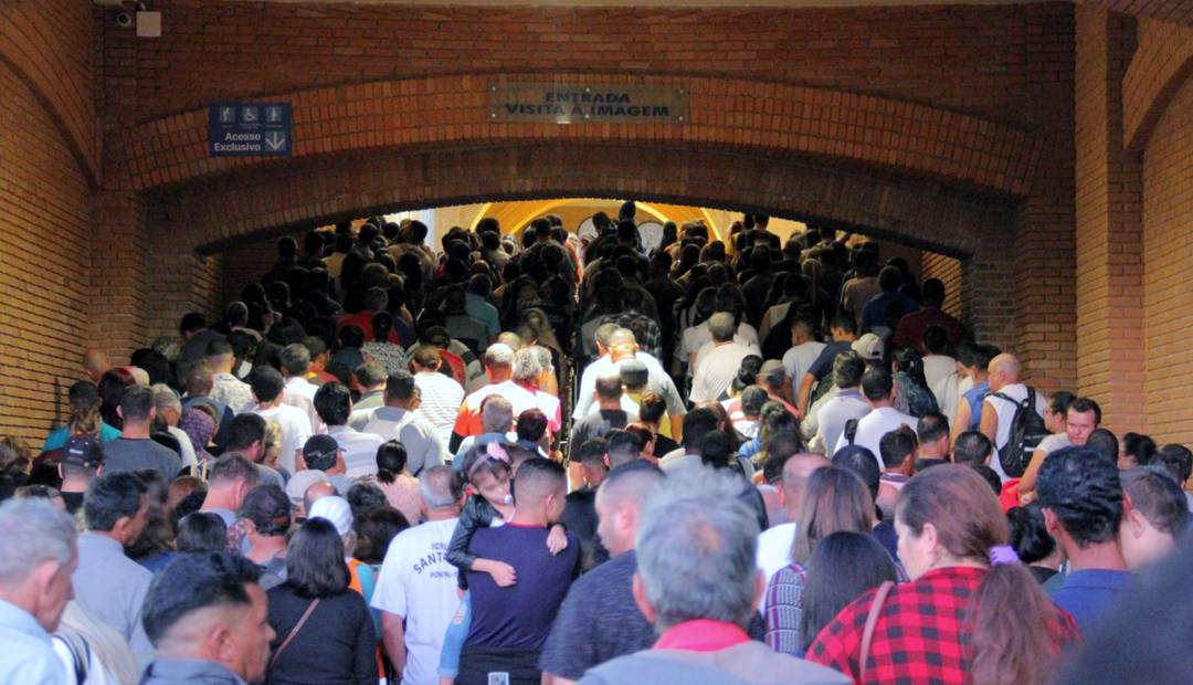 Fila para visitar o nicho com imagem de Aparecida é longa