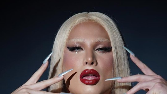 Halessia, drag queen que faz perucas para famosas, será musa do bloco da Sabrina Sato