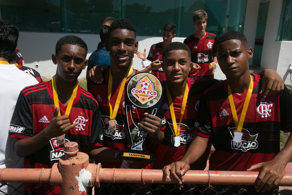 Jovens do sub-15 do Flamengo comemoram a conquista da Copa FCB, torneio amistoso — Foto: Gilvan de Souza / Flamengo