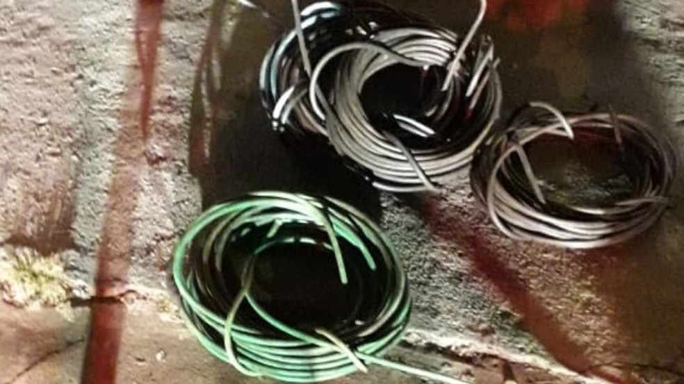 Dupla &eacute; detida com rolos de fios de cobre em S&atilde;o Carlos. &mdash; Foto: Guarda Civil Municipal de S&atilde;o Carlos/Divulga&ccedil;&atilde;o