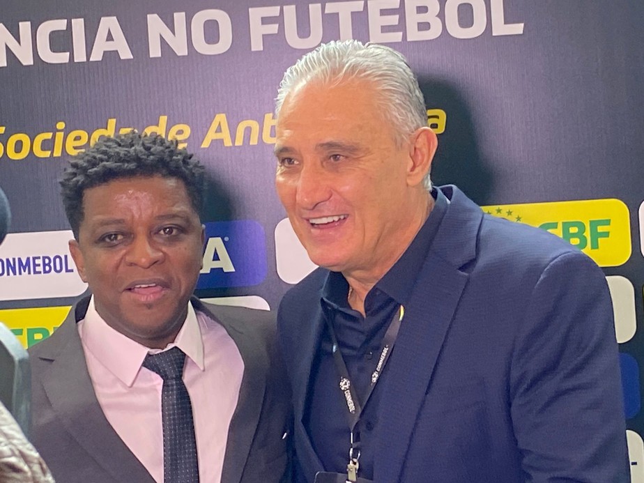 Tite com Marcelo Carvalho, diretor do Observatório da Discriminação Racial no Futebol, em evento na CBF