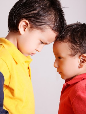 irmão; briga; criança (Foto: Shutterstock)