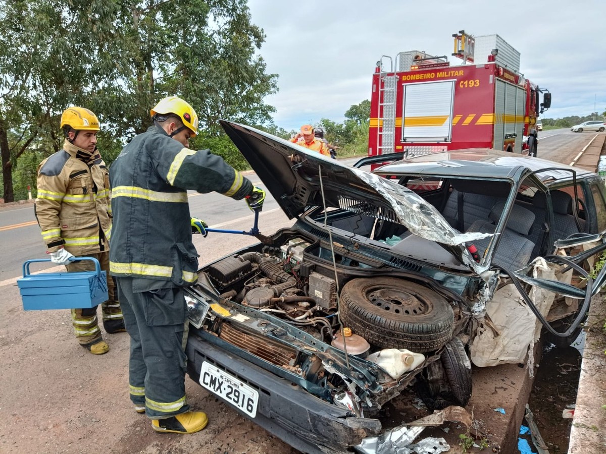 Duas pessoas ficam feridas em acidente entre dois carros de passeio na BR-040, em Três Marias 