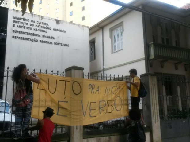 Manifestantes penduram faixas no prédio do iPhan, onde funcionava o Minc, em Belém, em um prédio anexo. (Foto: Ingo Müller/G1 Pará)
