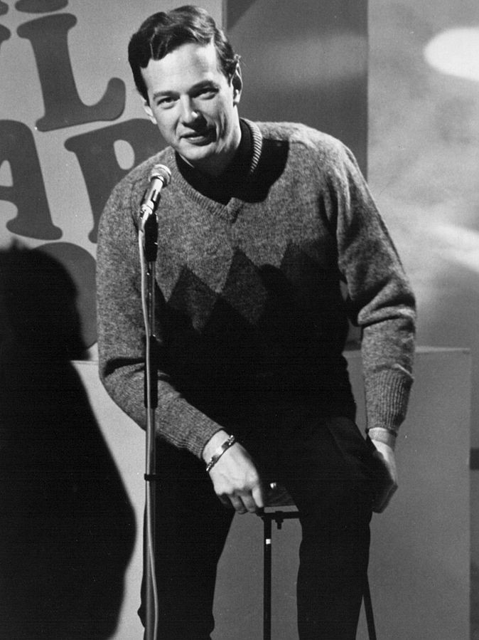 Brian Epstein no programa Hullabaloo.nos anos 1960 (Foto: NBC Television / Divulgação)