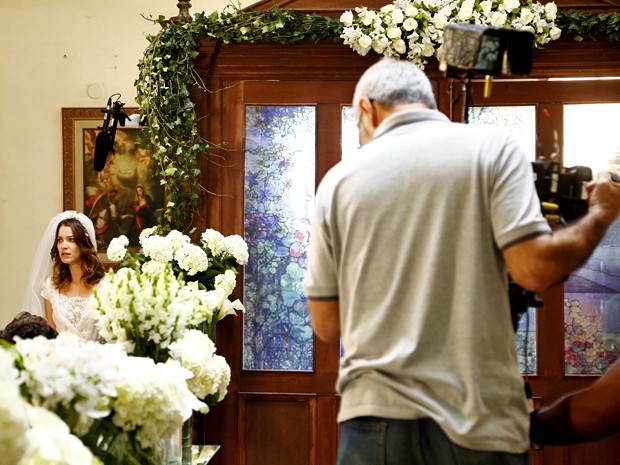 Em cena, Laura entra na igreja no dia de seu casamento com Caíque (Foto: Raphael Dias/ Gshow)