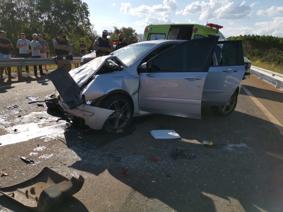 Grávida viajava em carro que foi atingido por uma van — Foto: Polícia Militar Rodoviária/Divulgação