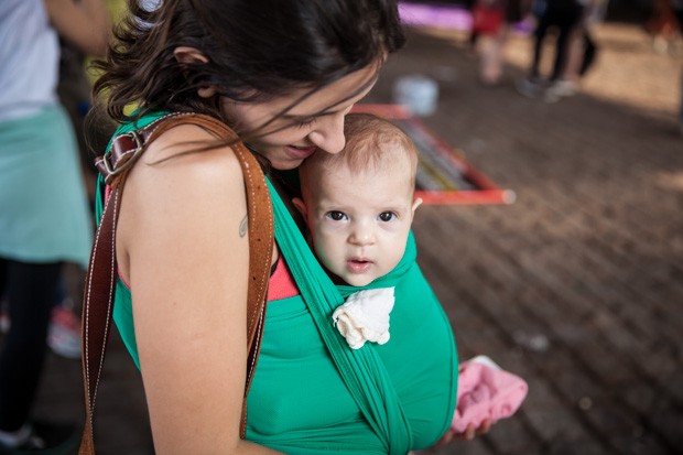 Carol Avilez levou a filha Sofia, de apenas três meses, à concentração do ato, no vão do Masp (Foto: Fabio Tito/G1)