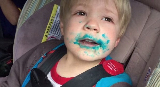 Jack negando ter comido o cupcake (Foto: Youtube)