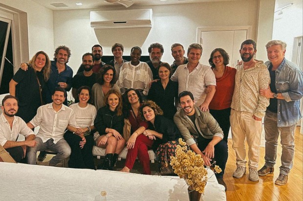 Larissa Manoela posa com elenco da novela Além da Ilusão (Foto: Reprodução/Instagram)