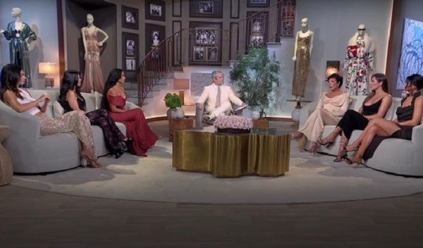 As irmãs do clã Kardashian-Jenner no episódio especial do reality show da família (Foto: Reprodução)