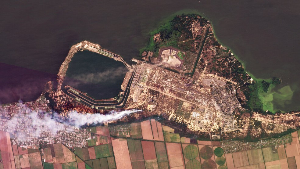 Fumaça é vista saindo de planta nuclear de Zaporizhzhia após um incêndio no complexo em 24 de agosto de 2022. — Foto: Planet Labs PBC via AP