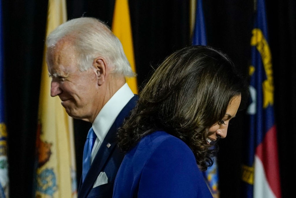 WILMINGTON, DE - AUGUST 12: Presumptive Democratic presidential nominee former Vice President Joe Biden invites his running mate Sen. Kamala Harris (D-CA) to the stage to deliver remarks at the Alexis Dupont High School on August 12, 2020 in Wilmington, D (Foto: Getty Images)