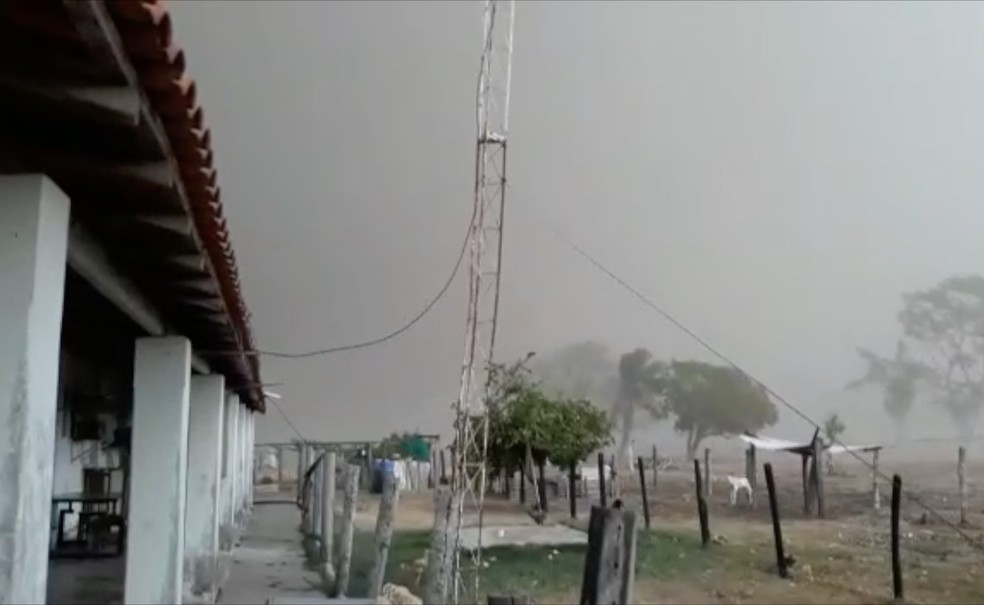 Tempestade de areia atinge casas na zona rural de Cáceres (MT) e dia vira noite na fronteira com a Bolívia — Foto: Reprodução