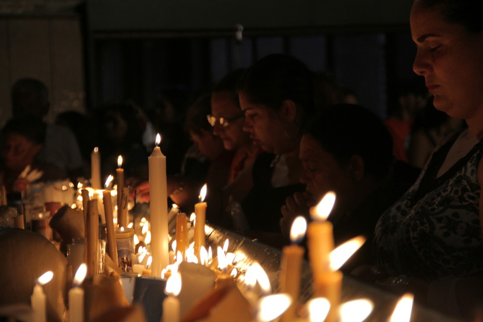 Fiéis lotam a capela das velas logo ao amanhecer em Aparecida — Foto: Carlos Santos/G1
