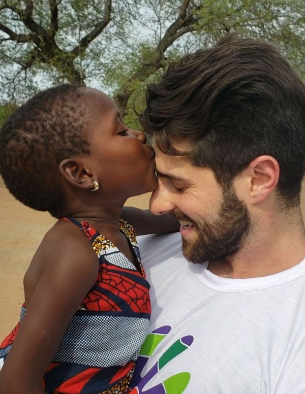 ALok visita órfãos em Moçambique (Foto: Reprodução/Instagram)