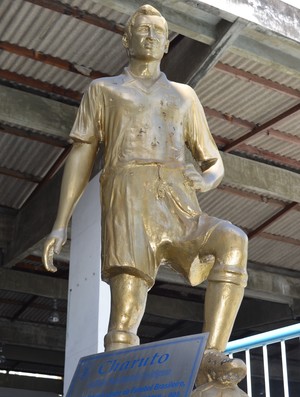 Charuto tem estátua na sede do Cotinguiba (Foto: Thiago Barbosa/GLOBOESPORTE.COM)